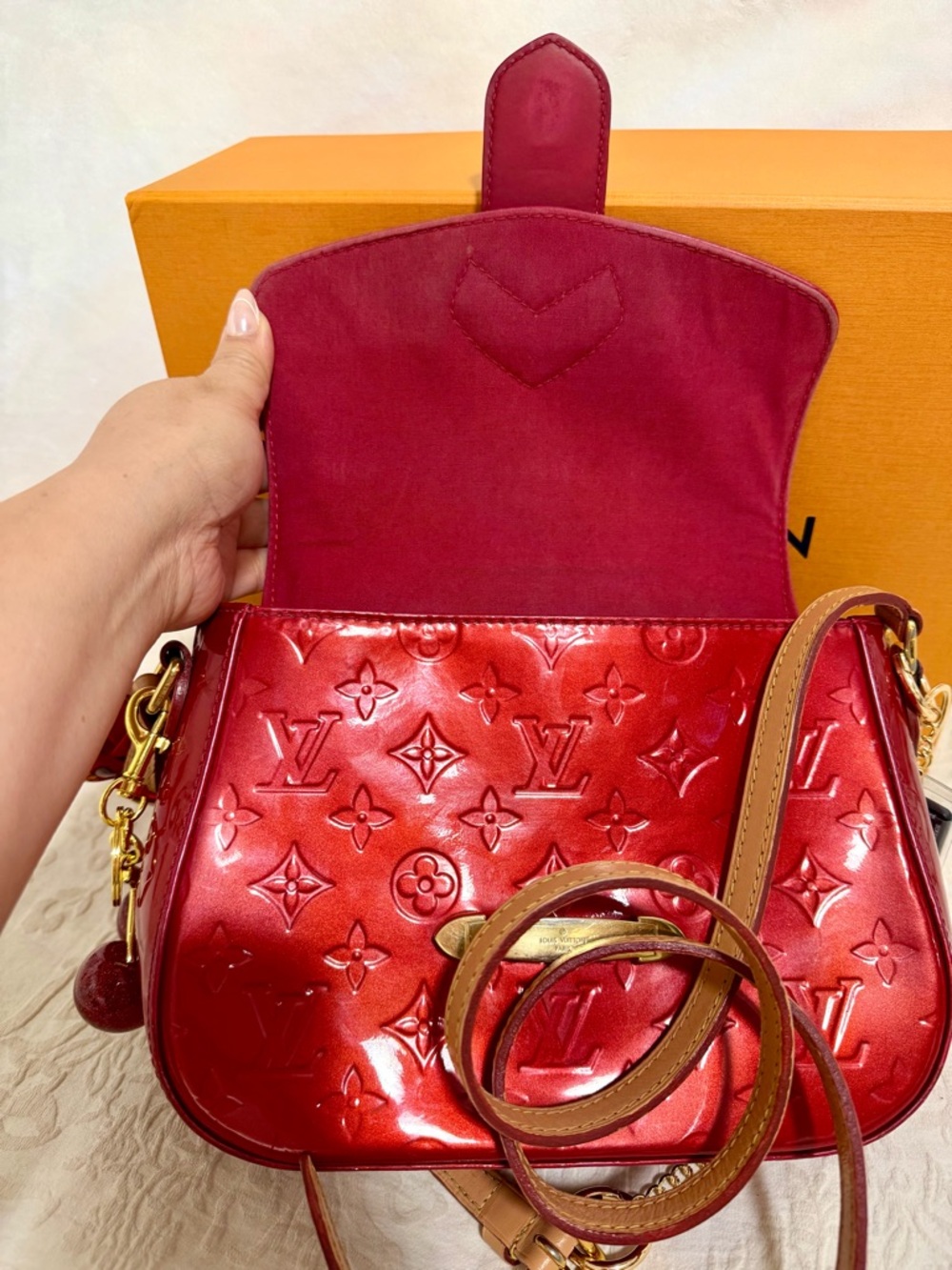 ✨ Gorgeous Gift! Louis Vuitton Pomme D’Amour Monogram Vernis Bellflower PM ✨ - Picture 9 of 14